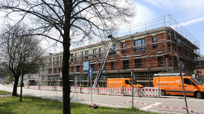 BRK-Neubau: In Laufe dieser Woche ist mit dem Verputzen der Wände im Inneren der neuen BRK-Zentrale in Freising begonnen worden.