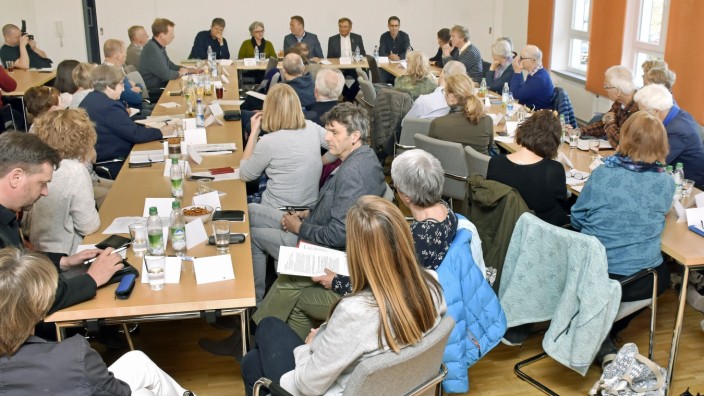 Flüchtlinge: 40 Vertreter von Asylhelferkreisen aus dem Landkreis sind im Eichenauer Rathaus zu einem Gespräch mit Landtags- und Bundestagsabgeordneten zusammengekommen.