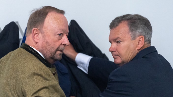 Miesbach: Der frühere Sparkassenchef Georg Bromme (li.) und der ehemalige CSU-Landrat Jakob Kreidl vor der Urteilsverkündung im Jahr 2019. Nun steht erneut ein Urteil an.
