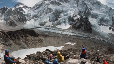 Trekking-Tourismus: Eine Wandergruppe bestaunt den Mount Everest: Für Nepal ist der Trekkingtourismus die bedeutendste Einnahmequelle.