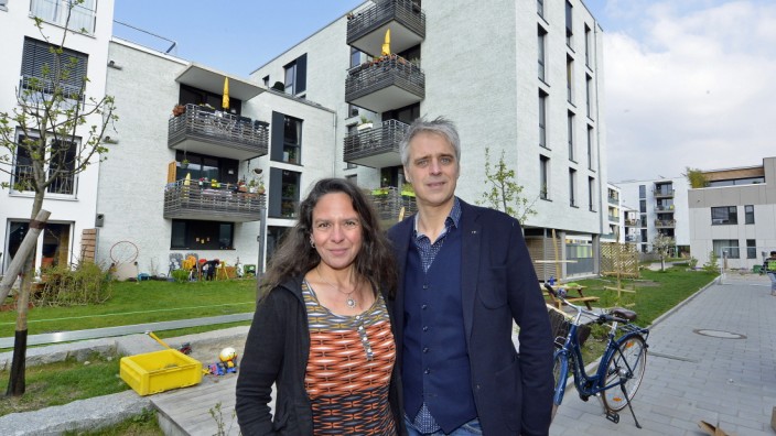 Immobilien: Karin Jehle und Ingo Leistner vor der "Syndikats"-Anlage im Freiburger Stadtteil Haslach.