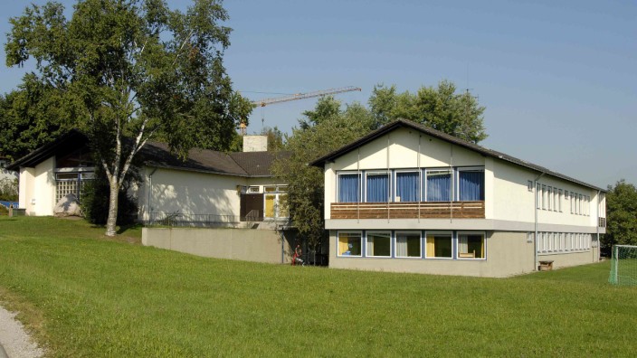 Mehr als eine Million Euro Zuschuss: Die Schule in Oberndorf soll erweitert werden, möglicherweise wird dabei auch die alte Turnhalle (links im Bild) durch einen Neubau ersetzt.