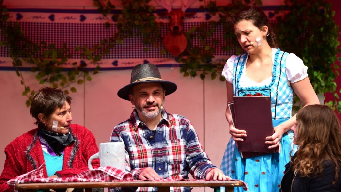 Theater: Allesamt keine Profis, aber mit Herzblut beim Tierschutztheater dabei: Eine idealtypische bayerische Familie streitet um Fleisch und seine Alternativen auf dem Teller.