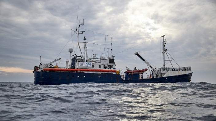 Leserdiskussion: Ein Rettungsschiff der Organisation Sea-Watch ist unterwegs im Mittelmeer. Private Seenotretter werden immer öfter bei ihrer Arbeit behindert.