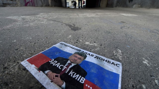 Ukraine: Am Boden: Poroschenko-Flugblatt auf den Straßen von Kiew