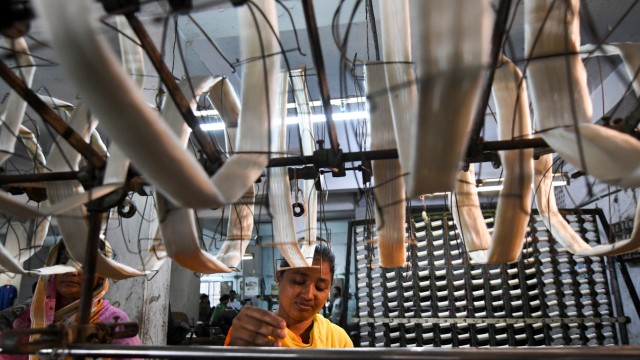 Arbeitsstandards: Ungelernte verdienen in Bangladeschs Textilfabriken 8000 Taka monatlich, etwa 85 Euro.