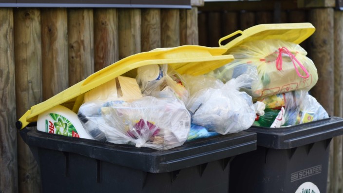 Müllentsorgung: Die wiederverwertbaren Kunststoffe sollen im Landkreis Starnberg künftig in einer weiteren Mülltonne gesammelt werden.