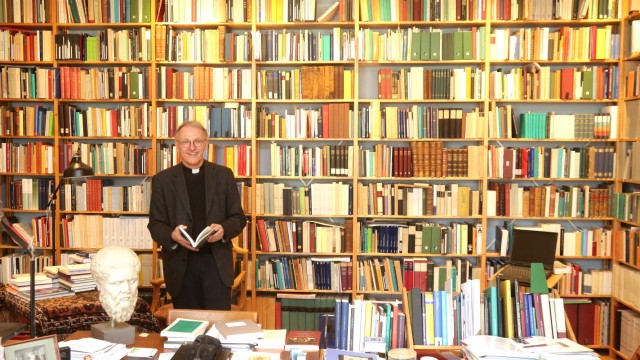 Zum Welttag des Buches: Freisings Domrektor Marc-Aeilko Aris hat richtig viele Bücher. Als er vor 13 Jahren nach Freising kam, waren es um die 20 000, inzwischen dürfte sich der Bestand verdoppelt haben.