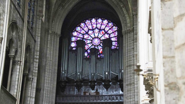 Brand in Notre-Dame: Blick auf die Hauptorgel nach dem Brand: Das große Instrument befindet sich auf der Empore direkt hinter dem berühmten Rosetten-Fenster.
