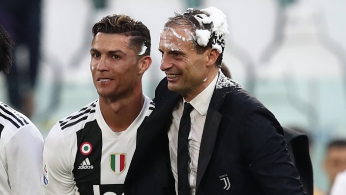 Fußball in Italien: Hohes Maß an Selbstironie: Massimiliano Allegri (r.) feiert den nächsten Meistertitel der Juventus.
