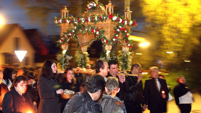 Griechische Gemeinde: Bei der Prozession wird der Altar feierlich durch die Straßen des Ortes getragen.