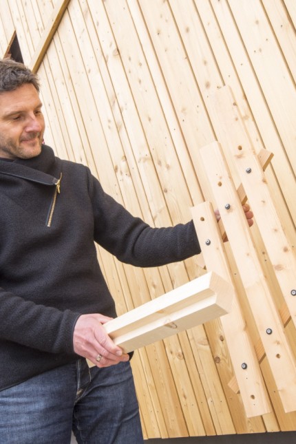 Schulerweiterung: Architekt Achim Füllemann zeigt die Holzfassade, die wie ein Xylophon aussieht.