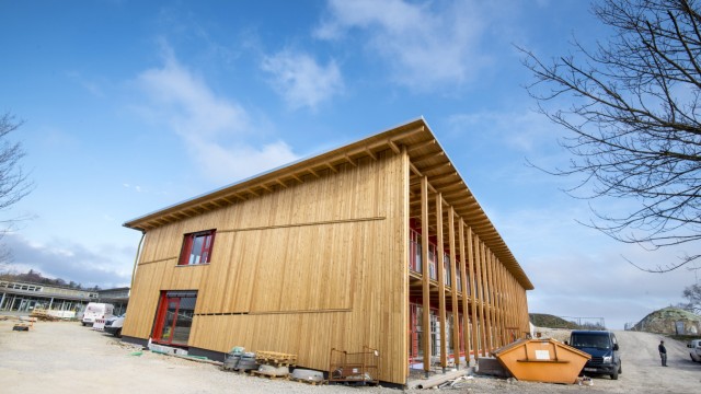 Schulerweiterung: Viel Holz wird verbaut an der neuen Turnhalle und dem Kinderhaus in Andechs.