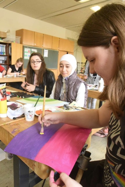 Schule und Politik: Schülerinnen und Schüler bei den diesjährigen Projekttagen der Mittelschule Karlsfeld unter dem Motto "Ehrensache" - zur Demokratieerziehung gehören auch künstlerische Arbeiten in Workshops.