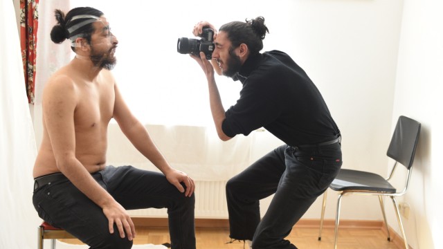 Ausstellung der SZ: Comedian Hani Who posiert, den Kopf mit Klebefilm umwickelt, für den Fotografen Özgun Turgut.