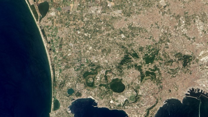 Geologie: Die Campi Flegrei bei Neapel, vom Weltraum aus gesehen.