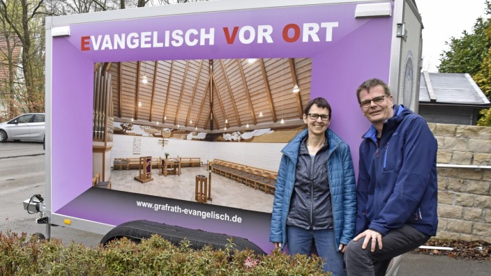 Grafrath: Das Pfarrerehepaar Ulrike und Christian Dittmar vor ihrem "Bauwagen".