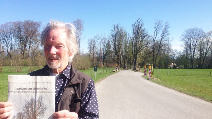 Lindenallee in Seeshaupt: Setzt sich für den Erhalt der Lindenallee ein: Der 81-jährige Klaus Voormann mit einem Zeitungsartikel vor den bereits dezimierten Baumreihen.