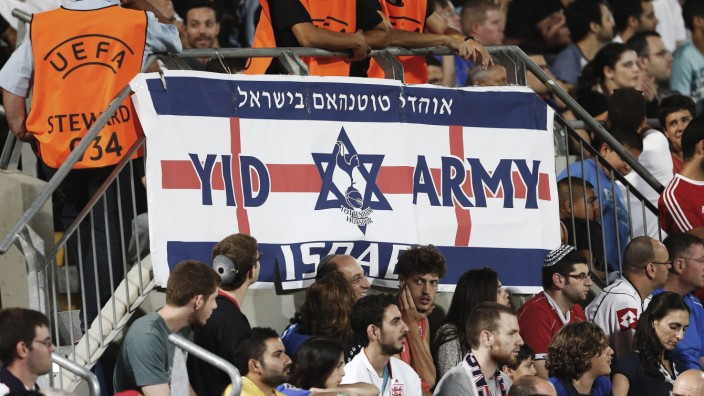 Fußball: Auf den Fan-Trikots von Tottenham Hotspur steht "Yid 4 Life". Jeder, der zu den Spurs kommt, wird in ihrem Sinne symbolisch zum Judentum bekehrt.