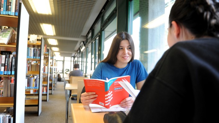 Bildung: In der Stadtbibliothek am Harras nutzen Schülerinnen und Schüler die längere Abendöffnung zur Vorbereitung auf das Abitur.