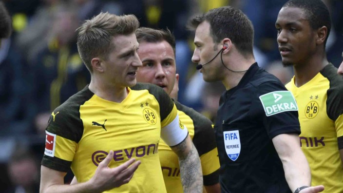 Videobeweis im Revierderby: Schwere Partie in Dortmund: Referee Felix Zwayer.