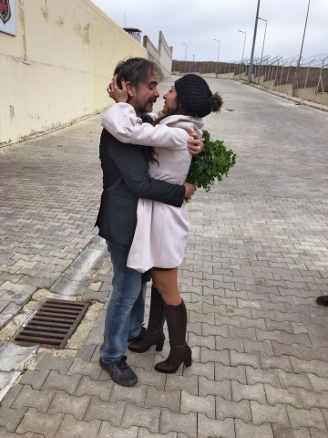 Deniz Yücel schließt seine Frau Dilek Mayatürk-Yücel in die Arme, nachdem er im Februar 2018 aus türkischer Haft freikommt.