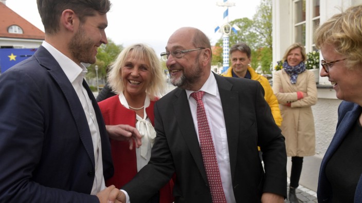 Bundestagswahl: Kandidaten unter sich. Der neue SPD-Bundestagskandidat Korbinian Rüger (links) mit dem ehemaligen Kanzlerkandidaten Martin Schulz bei einer Diskussionsveranstaltung 2019 in Haar. Rüger ist froh, bei seiner Nominierung nicht wie einst Schulz hundert Prozent Zustimmung bekommen zu haben.