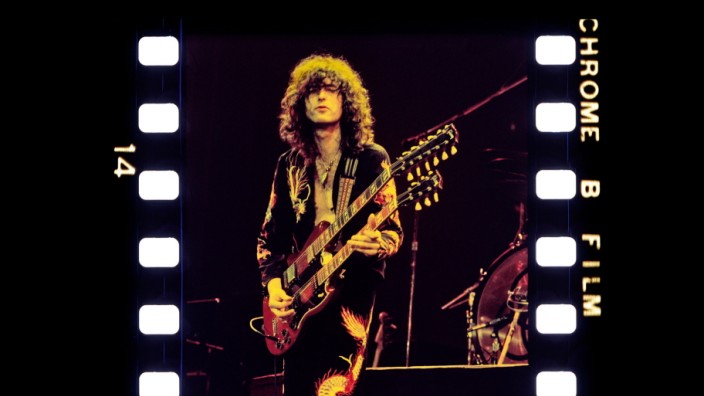 Rock'n'Roll: Symmetrische Schönheit: Jimmy Page von "Led Zeppelin" mit seiner EDS-1275 Doppelhalsgitarre aus Mahagoni und Rosenholz von Gibson.