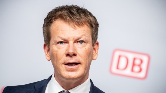 Verkehrspolitik: Richard Lutz, Vorstandsvorsitzender der Deutsche Bahn AG, will erst spät vom Desaster in München erfahren haben.