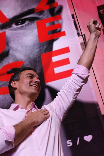 Regierungsbildung: Spaniens Premierminister Pedro Sánchez bejubelt am Sonntagabend den Sieg der Sozialisten. Ohne ihn kann in Madrid nun keine Regierung gebildet werden.