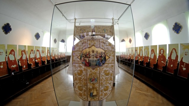 Neue Blickwinkel: Ein Fronleichnamshimmel aus Kloster Zangberg zählt zu den imposantesten Exponaten.