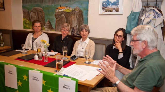 Veranstaltung des Ortsverbands: Petra Behounek, Sarah Wales, Madeleine Oelmann, Caterina Maurizi und Matthias Konrad (von links) beim Europa-Abend der Grünen.