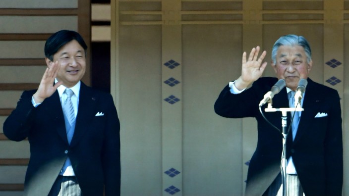 Japan: Japans heutiger Kaiser Akihito (rechts) hat die Monarchie modernisiert. Wenn der 85-Jährige an diesem Dienstag abdankt, übergibt er den Thron an seinen Sohn Naruhito.