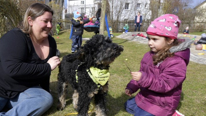 Feldkirchen: Angela Krif hat sich einen Hund angeschafft - und in ihre tägliche Arbeit als Leiterin der Kinderkrippe "Feldmäuse" integriert.