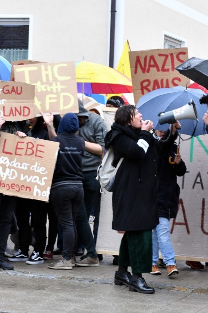 Demonstration gegen AfD-Veranstaltung: Der Pegida-Aktivist Michael Stürzenberger berichtete für ein islamfeindliches Onlinemedium aus Eichenried, Helga Stieglmeier antwortete ihm durchs Megaphon.