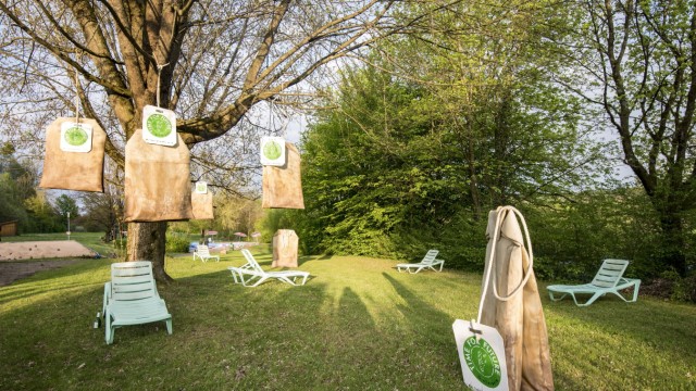 Kunst: Die riesigen Teebeutel, die vom Baum hängen oder auf dem Rasen stehen sind eine der Installationen von 40 Künstlern auf dem Freibadgelände Greifenberg.