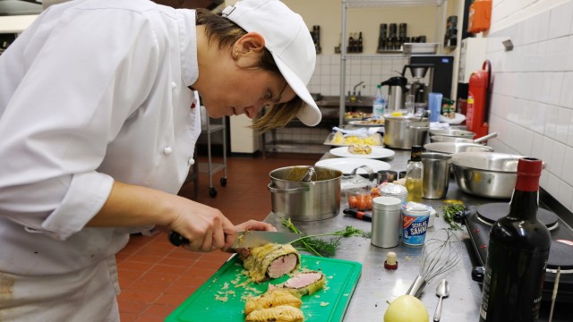 Berufsausbildung: Die medizinische Fachangestellte Carola Straats arbeitete schon lange in der Gastronomie, als sie beschloss, eine Lehre zur Köchin zu machen.