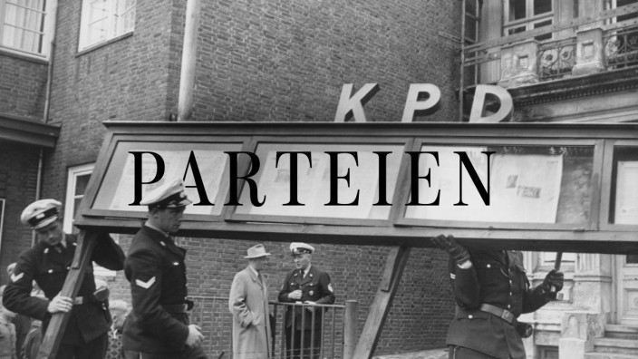Prantls Blick: Polizeibeamte räumen nach der Bestätigung des Verbots der KPD das Büro der KP-Landesleitung in Hamburg in der Nagelsallee.