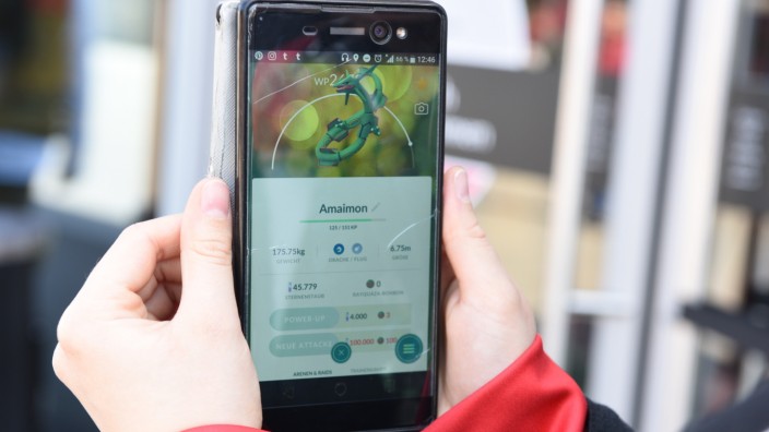 Pokemon Go: Mit einem Smartphone und der dazugehörigen App bewaffnet ziehen die Spieler durch die Stadt.