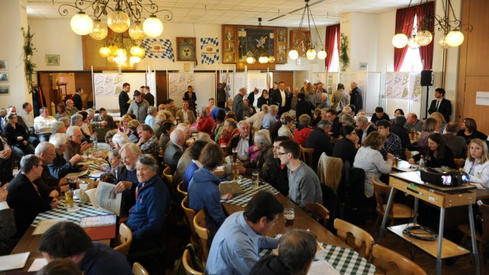 Neuaubing: Speisen und Politisieren: Im Festsaal des Schnitzel- und Hendlhauses finden auch regelmäßig bürgerschaftliche Veranstaltungen statt.