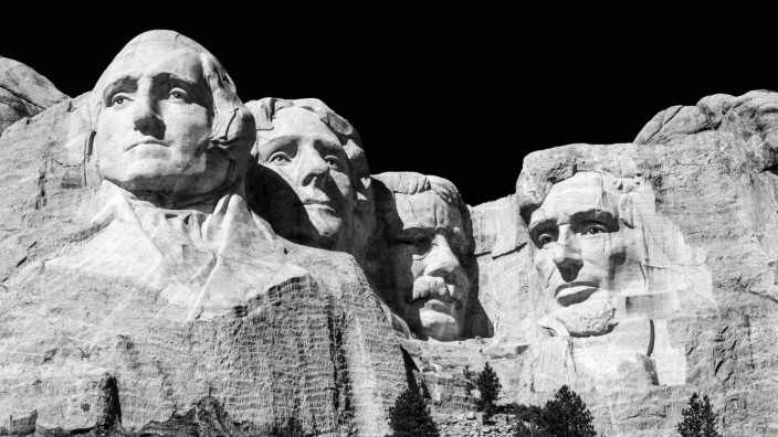 Amtsenthebungsverfahren: Große Männer, großer Spielraum: Die Monumentalskulptur am Mount Rushmore würdigt neben George Washington, Thomas Jefferson und Theodore Roosevelt auch Abraham Lincoln.