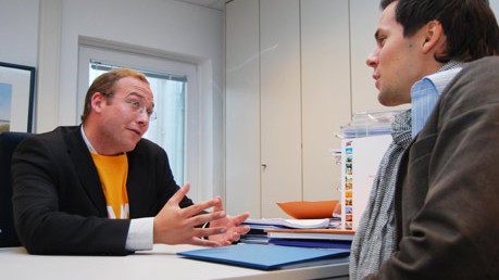Parteien: Männer mit Idealen? Malte Engelmann, Vorsitzender der Jungen Union Bremen unterhält sich mit seinem besten Freund Jens Crueger, einem ehemaligen Grünen Bürgeschaftsabgeordneten.