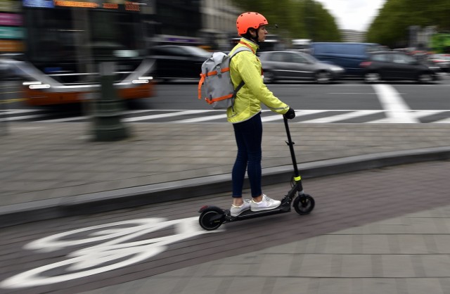 E-Scooter - Ein Elektro-Roller auf einem Fahrradweg