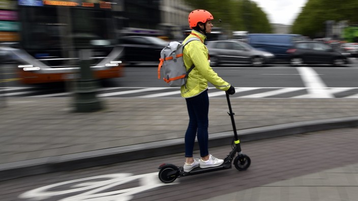 E-Scooter - Ein Elektro-Roller auf einem Fahrradweg