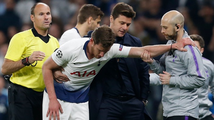 Kopfverletzungen im Fußball: Tottenhams Jan Vertonghen hat's erwischt - aber es war natürlich nur ein Kratzer.