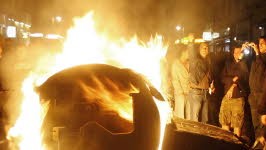 1.-Mai-Randale: Demonstranten setzen einen Müllcontainer in Brand.