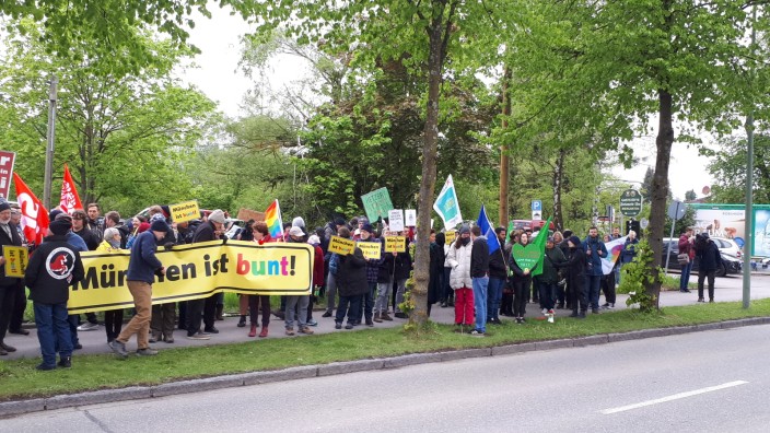 Stadt scheitert mit Verbot: Rund 100 Menschen protestierten gegen die Veranstaltung der "Jungen Alternative" mit Björn Höcke.