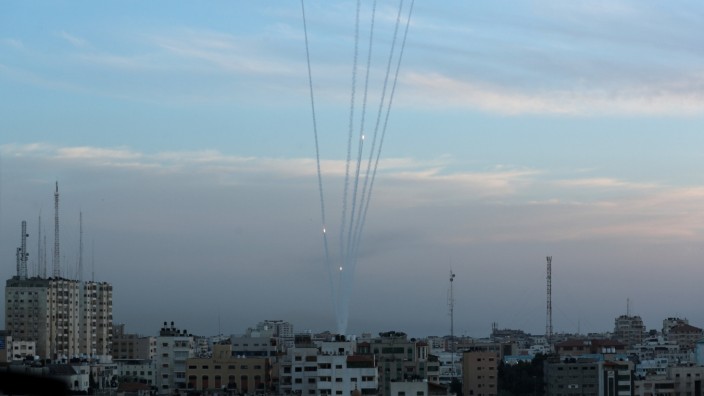 Gazastreifen - Palästinenser feuern Raketen aus Gaza auf Israel