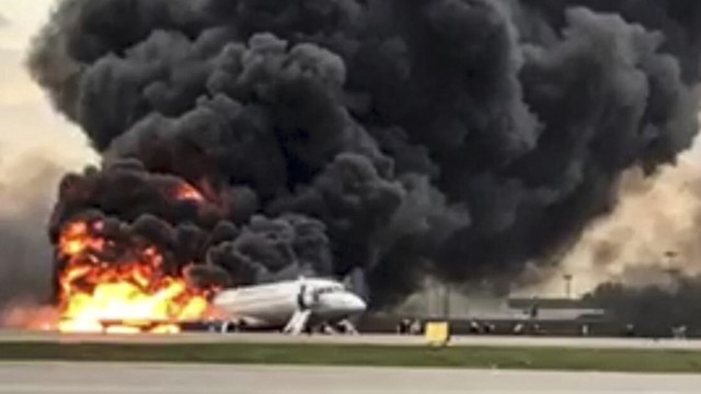 Russisches Flugzeug fängt Feuer