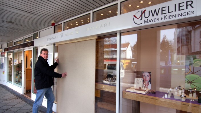 Kriminalität: Juwelier Michael Mayer musste nach dem Einbruch im Jahr 2010, bei dem das Schaufenster aufgefräst wurde, die Scheibe notdürftig sichern.